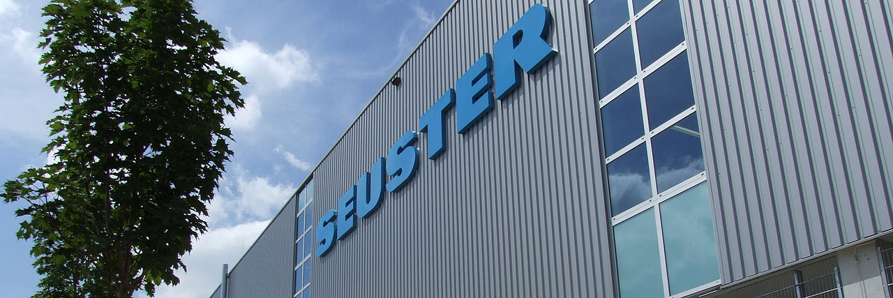 SEUSTER_Logo_Gebäude