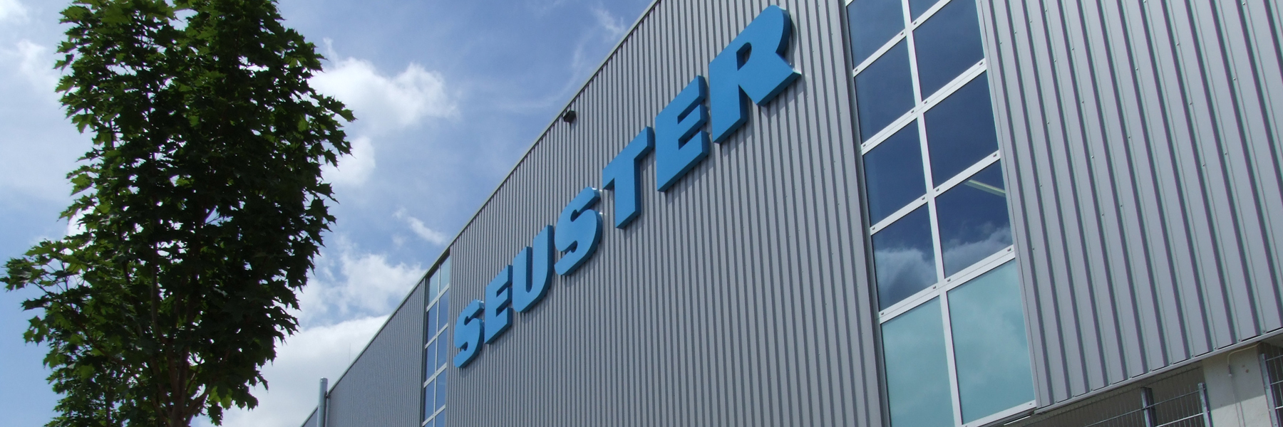 SEUSTER_Logo_Gebäude SEUSTER_Logo_Gebäude